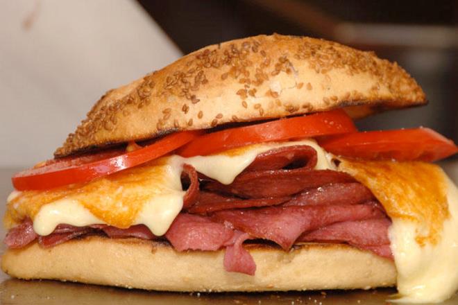 zmir Kumrusu  <p>zmir&#8217;le zdemi olan zmir kumrusunda kullanlan ekmek, zmirli frnc ustalarnn eski yntemlerle pek ok aamayla imal ettii kumru ekline benzetilen zel ekmeklerle yaplr.