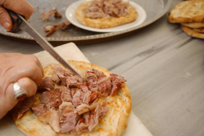 Bryan Kebab  <p>Siirt ad ile zdeleen Bryan kebab 3 metre derinliinde ve 1 metre apndaki kuyu tandrlarda buharla piirilir ve genellikle kahvaltda yenir. Yaylada otlam ve stten kesilmi kuzularn etiyle hazrlanan bryan kebab ve blgede &#8220;perive&#8221; ve &#8220;parev&#8221; olarak da bilinir.