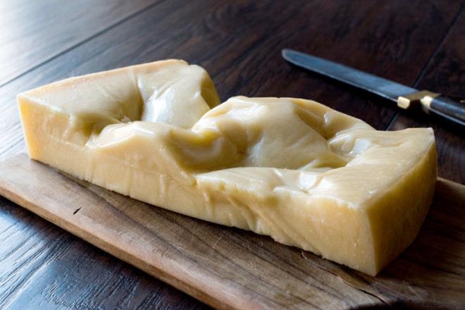 Kars Kaar  <p>Sadece Kars&#8217;taki meralarda otlayan hayvanlardan elde edilen st ile yaplr. Kars kaar mevsimlik olarak retilir.