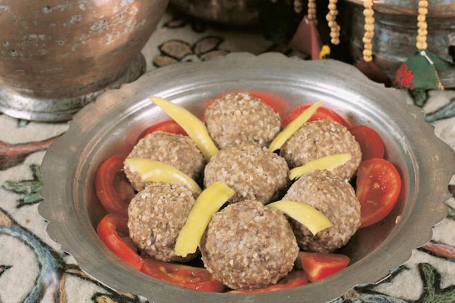 Abdigr Kftesi  <p>Adn Ar Doubayazt&#8217;ta bulunan shakpaa Saray&#8217;n yaptran shak Paa'nn babas olak Abdi Paa&#8217;dan alan Abdigr kftesi, mideyi rahatsz etmeme zelliiyle "Anadolu'nun ilk diyet yemei" olarak biliniyor. Doubayazt Abdigr Kftesinin dier kftelerden fark ve tescillenmesinin sebebi, sinirleri alnm etlerin ta tezgahlarda macun hale gelene kadar saatlerce dvlerek ekillendirilmesidir.