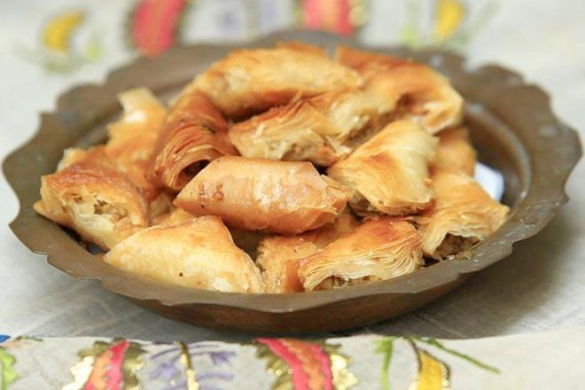 Muska Baklava  <p>Ksa bir sre nce Eskiehir'in Sivrihisar ilesine tescillenen muska baklava zellikle grntsyle klasik baklavadan farkllar.