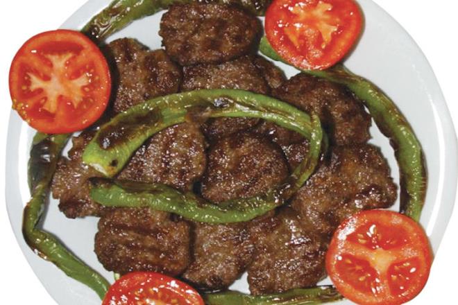 Akaabat Kftesi<p>  Akaabat kftesi, yzde 100 Akaabat&#8217;ta doal ortamnda yetien sr etlerinden yaplr. Doada yetien srlarn kfteye verdii lezzet Akaabat kftesini zelletirir. Kfte Trabzon&#8217;a tescillenmitir.