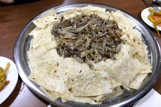 Kaz Tiridi<p>  Samsun kaz tiridi, kaz eti, bulgur pilav, yufka ve ekmek ile hazrlanan yresel bir yemektir. Yapm uzun srmektedir. Samsun&#8217;a tescillenmitir ve kent ve evresinde k aylarnn vazgeilmez yemeidir.