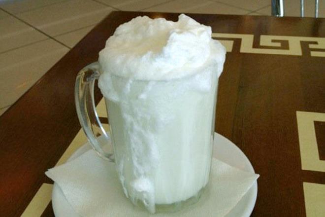 Susurluk Ayran  <p>Tad ve kp ile nl Susurluk ayrannn Balkesir&#8217;e tescillenmesini salayan mayalanm yourt ve az miktarda kullanlan tuzun uygun oranlarda karmdr. ki farkl yolla kartrlr. nsan gc ile yksekten kovayla dklr veya bir makine yardm ile hzl bir ekilde yukardan aaya kartrlr. Ayrann yourdun kendi ya ve kayma ile yaplmas kpk olumasnda ok nemlidir.