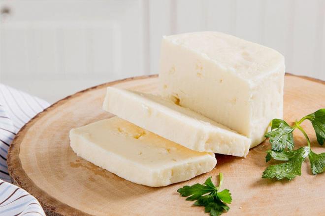 Ezine Peyniri<p>  anakkale&#8217;ye tescillenen Ezine peyniri tam yal, eitli byklkte, teneke tipi beyaz peynirdir. Doal bitki rts ile beslenen koyun, kei ve ineklerden elde edilen stlerin mevsimlere gre belirli oranlarla kartrlmasyla retilir.