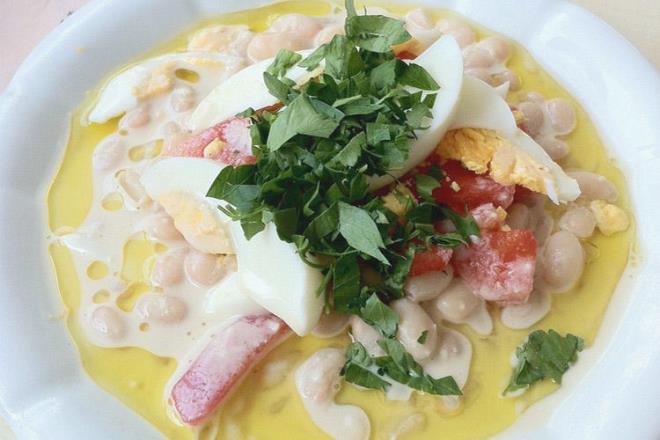 Antalya Piyaz  <p>Antalya dnda genelde salata olarak tketilen piyaz Antalya&#8217;da ana yemek olarak yenir. Antalya piyaznn tescillenen zellii yapmnda bolca kullanlan tarator sosu ve ana malzemesi olan sra tipi kuru fasulyedir.