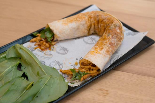 Mersin Tantunisi<p>  Mersin tantunisi yaplrken dana etinin yal kaburga ksm ile pamuk ya kullanlr. Bu zellikleri sayesinde tescillenen Mersin tantunisinin servisi sos olarak limon ile turun suyu, iecek olarak da ayran veya algam suyu ile birlikte yaplr.