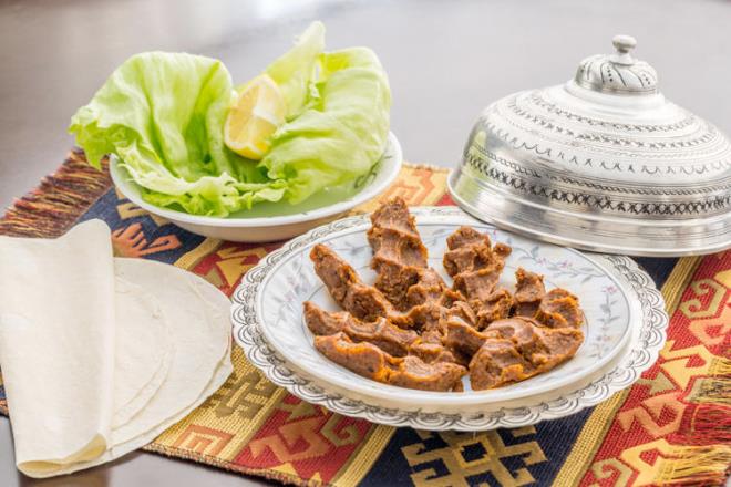 Adyaman Etsiz i Kfte<p>  Adyaman&#8217;la zdeleen etsiz i kfteye corafi iaret tescilini getiren, i kftenin hammaddesi olan yar sert bulgur, krmz ekmeklik budaydan retilir. Adyaman etsiz i kftesinde, bu bulgurun kullanlma sebebi kolay yumuamas ve daha kolay yourulmasdr.