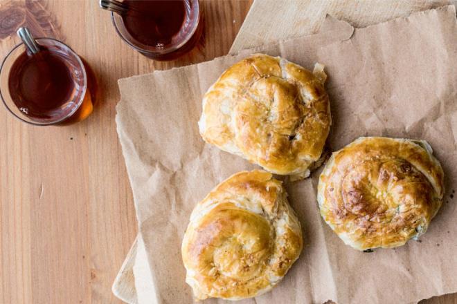 zmir Boyozu  <p>zmir&#8217;de Osmanl dneminden beri retilen boyoz, buday unu, tuz ve su ile hazrlanan hamurun biimlendirilerek piirilmesi ile yaplr. Yllar getike sadece zmir&#8217;de bulunmasyla akllarda yer etmi ve kendini benimseterek zmir&#8217;e tescillenmitir.