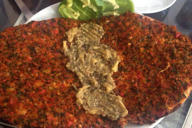 Gaziantep Lahmacunu<p>  Gaziantep lahmacununu dier lahmacunlardan ayran, yapmnda zrh ile ekilmi kuzu kyma, sarmsak, maydanoz, biber ve eitli baharatlar kullanlmasdr. Ayrca dier lahmacunlardan farkl olarak Gaziantep lahmacununda soan yoktur. Ta frnda pier ve zerine 1 adet kzlenmi, soyulmu patlcan konularak servis edilir.