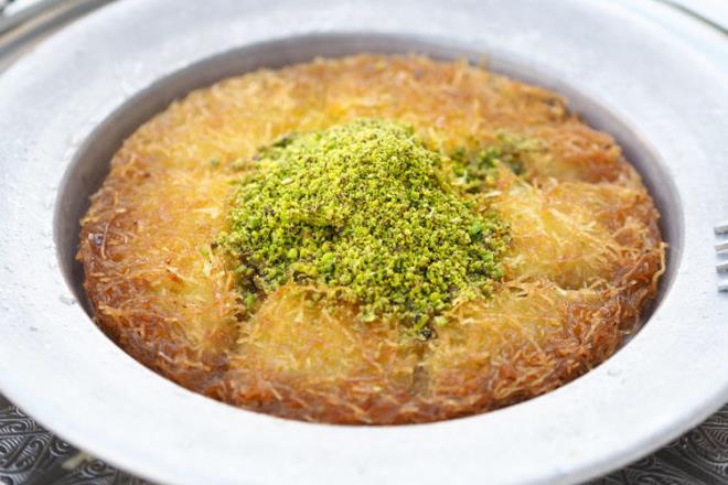 Antakya Knefesi<p>  Hatay&#8217;la zdelemi olan Antakya knefesi, Antakya yresine ait tuzsuz inek peyniri, tel kadayf, tereya ve erbet ile yaplan bir tatldr. Bu lezzetimizin tescilinin Antakya&#8217;ya verilmesinin asl sebebi kentte yetitirilen ineklerin stnden zel yntemlerle retilen Antakya tuzsuz peyniri ve knefenin piirilme tekniidir.