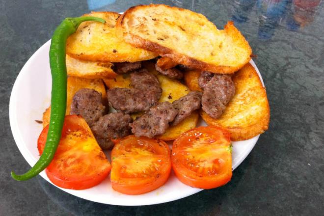 Islama Kftesi<p>  Adapazar slama kftesi servis edilirken, taban altna yerletirilen soslu ekmei, bu yemee hem adn hem de tescil zelliini verir. Islama kftesinin tescili Sakarya&#8217;ya ve verilmitir.