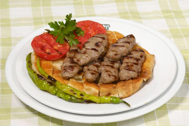 Salihli Odun Kftesi  <p>Manisa&#8217;ya zg Salihli odun kftesi piirilirken sadece mee odun atei kullanlmasyla dier kftelerden ayrlr. zel harc ve piirme metodu ile Manisa&#8217;ya tescillenmitir.