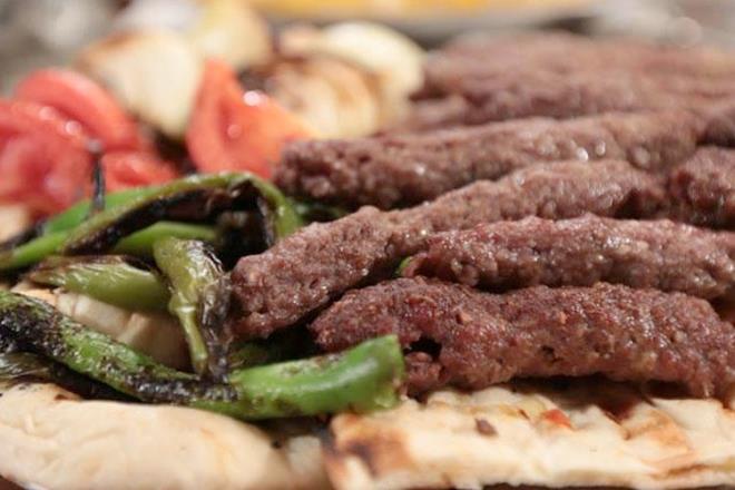 Burdur i Kftesi<p>  Burdur i kftesi eskiden dalarda, da bitkileri ile yetien keilerden gnmzde ise kei veya srn kaburga et kymasndan yaplr. Burdur i kftesinin iine hibir katk maddesi konulmaz. Bu sebeple hazm kolay bir yemektir.        Twitter