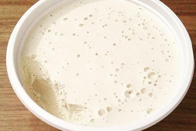 Zile Pekmezi<p>  Zile pekmezini dier pekmezlerden ayran iine yumurta, st, yourt gibi malzemeler eklenerek kvamnn koyulatrlmas renginin ise beyaza yakn hale getirilmesidir. Zile pekmezi tadyla ve adyla Tokat&#8217;a tescillenmitir.