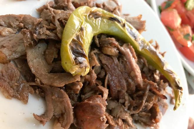 Ankara Dneri<p>  Tescilli Ankara dnerinin etleri ehrin koyun yetitiricilii ile nlenmi olan ilelerinde yetitirilen belirli olgunlua erimi kuzulardan elde edilir. Dnerin iine kesinlikle kyma kartrlmaz ve kuyruk ya haricinde baka bir ya kullanlmaz. Mee odunu kmr ateinde yava yava pien Ankara dneri yaprak eklinde kesilir.