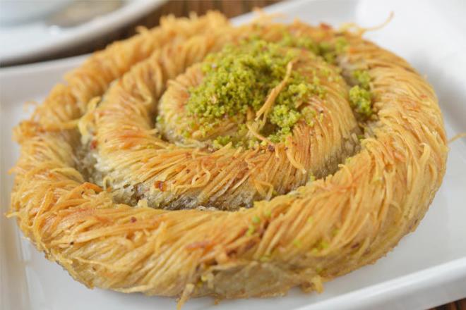 Burma Kadayf<p>  Diyarbakr&#8217;a ait olan tescilli Burma kadayfn yapmnda sadeya kullanlr ve piirme esnasnda kullanlan zm pekmezi sayesinde burma kadayf karamelize turuncu rengini alr.