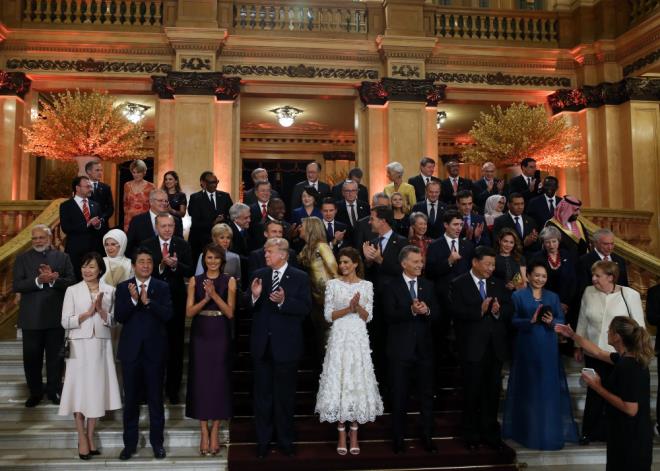 ZEL GARSON TAHSS EDLD: Ayrca Erdoan iin kendisine zel bir garson tahsis edildii de yemekle ilgili olarak akland. Fransz lider Emmanuel Macron iinde vejeteryan yemei servis edilecei bildirildi.