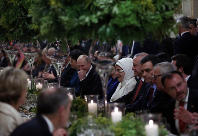 te liderlerin yemekte bulutuu geceden objektiflere yansyan kareler...