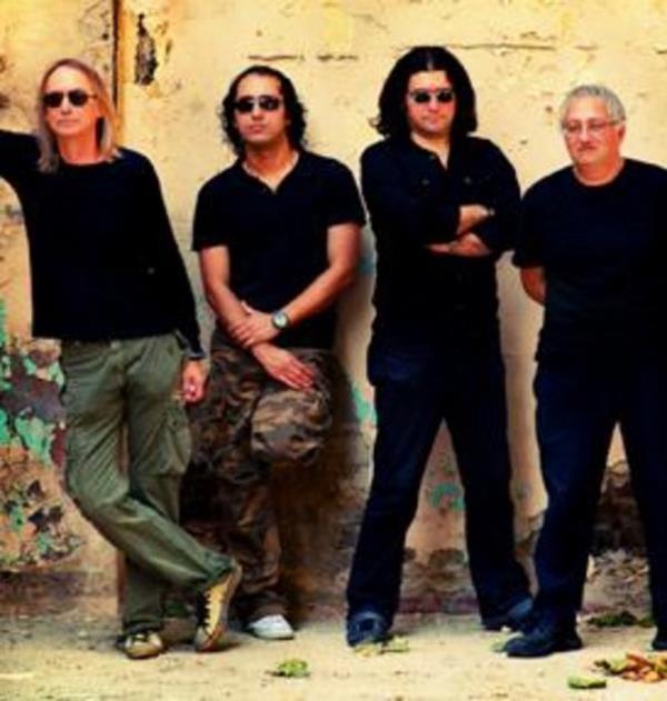 Zaman zaman kadrosundaki isimler deise de Bulutsuzluk zlemi ilk albmn kard 1986 ylndan bu yana mzikseverlerin gzdesi.