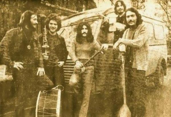 1967'de Siletler'de alan Aziz Azmet, Tahir Nejat zylmazel, Murat Ses ve Aydn Daruga Vahi Kediler grubunun bass Haluk Kunt'la birlikte grubu kurarlar. Ksa bir sre sonra Seluk Alagz grubunda alan Cahit Berkay gruba katlr ve Tahir Nejat zylmazel gruptan ayrlr.