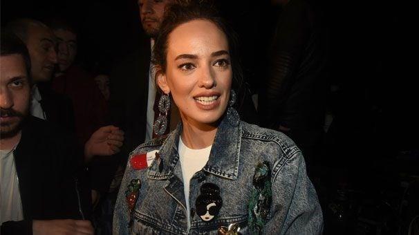 Arkadalaryla bir mekandan kan ikili, gazetecilerle ayak st sohbet etti. Murat Boz'la baroln paylat ldr Beni Sevgilim adl filmin ekimlerinin ok keyifli getiini syleyen Bakan, vizyon tarihinin ise belli olmadn syledi.