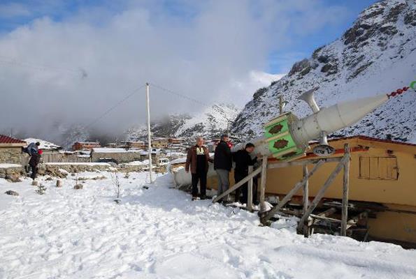 Meeky Muhtar Ahmet Tc, k mevsiminde n minareyi ykmamas iin byle bir yntem gelitirdiklerini syledi. Tc, "Bu blge  alan ve her k byk lar geliyor. Caminin minaresini daha nce 2-3 kez  ald.