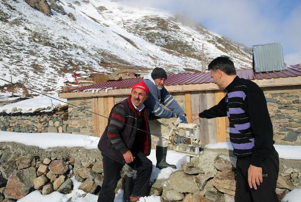Elle evrilebilen makaral bir sisteme elik telle balanan minare, k aylarnda dan korunmas iin 10 yl nce yere yatrld. Kyller bu k da makaral dzenee bal minareyi yere yatrarak korumaya ald. Kyller, yaz geldiinde de yine ayn sistemle minareyi kaldracak.