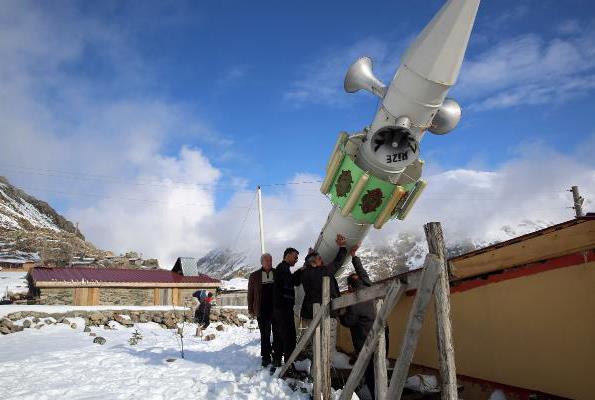 Biz de minareyi korumak iin byle bir yntem bulduk. Makaral sitemle minareyi kn yatryoruz, yazn kaldryoruz. Eer bunu yapmazsak  yine alacakt. Minareyi gelen lardan ve youn kar yandan koruyoruz" dedi.