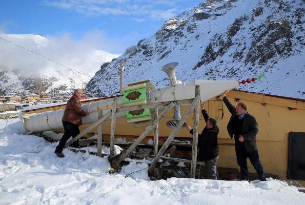 Ancak k artlarnn zorlu getii yaylada minare  nedeniyle birka kez ykld. Minareyi korumak isteyen kyller de ilgin bir zm gelitirdi.