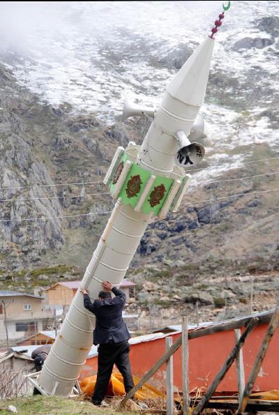 kizdere ilesine bal Meeky sakinlerinin yaz aylarnda kt 2 bin 100 metre rakml Karzavan Yaylas'nda ina edilen tek katl cami iin st ste konulan elik varillerin birletirilmesi ile 7 metre uzunluunda minare yapld.