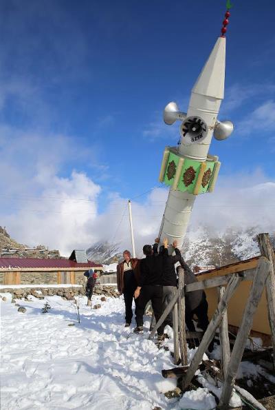 Meekyl Muhammet Kan da "Minareyi  ykyordu. Bizde minareyi yatrarak k moduna aldk. lardan minare zarar grsn istemiyoruz. Her yl minareyi yeniden yapmak yerine bu yola bavurduk. Srekli minareyi tamir masrafndan bezdik. Bu yzden her yl yaz banda minareyi kaldryoruz, k banda da yatryoruz" diye konutu.