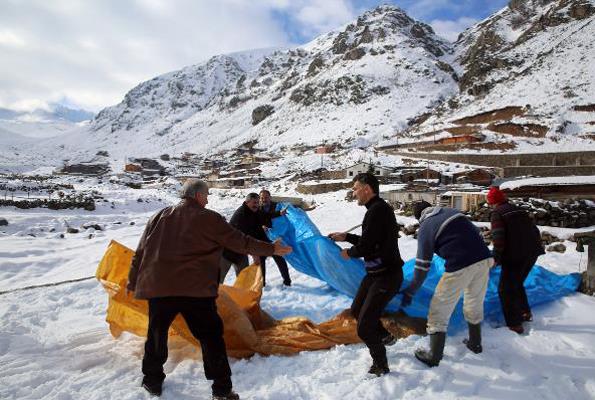 RZE'nin kizdere ilesindeki Karzavan Yaylas'nda elik varillerin birletirilmesiyle oluturulan 7 metrelik minarenin k aylarnda dan zarar grmemesi iin gelitirilen ilgin yntem 10 yldr uygulanyor. Elle evrilebilen makaral bir sisteme elik telle balanan minare, k aylarnda dan korunmas iin yere yatrlyor. Kyller bu k da makaral dzenee bal minareyi yere yatrarak korumaya ald.