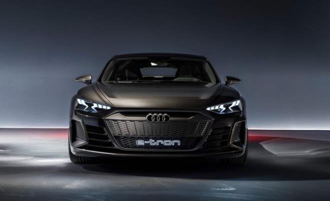 Ayrca Audi, aracn dk voltajlarla kamu arj noktalarnda da arj edilebileceini ve yzde 80&#8242;lik arjn yarm saat iinde mmkn olduunu ve ev ii arj imkan iin Amazon ile grld belirtildi.