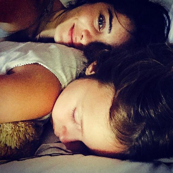 O kadar yetersiz hissediyorsun ki kendini... "Acaba imdi yanl m yaptm?" diyorum. Bir yerde sesim ykseliyor ve sonra kendime "1 dakika Nur, o bunu hak etmiyor" diyorum. Yani o kadar ok elikisi, silsilesi var ki; sanrm hibir zaman yeterli hissetmeyeceim kendimi...