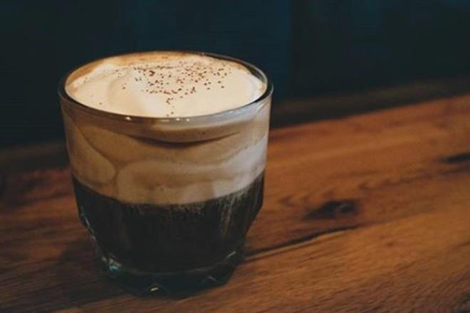 Avusturya: Einspanner<br>  Viyana'ya gidip de gzel bir Sacher torte yemeden olmaz. Peki bu pastann yannda ne ieceksiniz? lk akla gelen ey mehur Wiener melange olur. Ama daha az bilinen bir lezzet denemek isterseniz Einspnner deneyin. Adn 19'uncu yzylda Viyana sokaklarn arnlayan at arabalarndan alan bu kahve iin, suyla seyreltilen duble espressonun zerine rplm krema ekleniyor. Einspnner zel sapl bardaklarndan iiliyor.