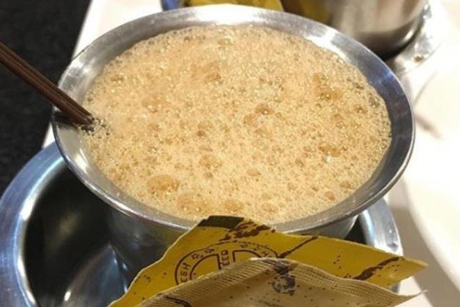 Hindistan: Kaapi<br>  Hindistan'da scak iecek deyince akla ilk gelen ey Masala ay olsa da, kprtlm st ve ince ekilmi kahveden oluan kaapi de nemli bir kltr. Kaapi, metal bir filtre iinde hazrlanyor ve elik bir bardakla dabarah ad verilen tabak arasnda trensel bir biimde dklerek servis ediliyor. Genellikle kahvaltda tketiliyor.