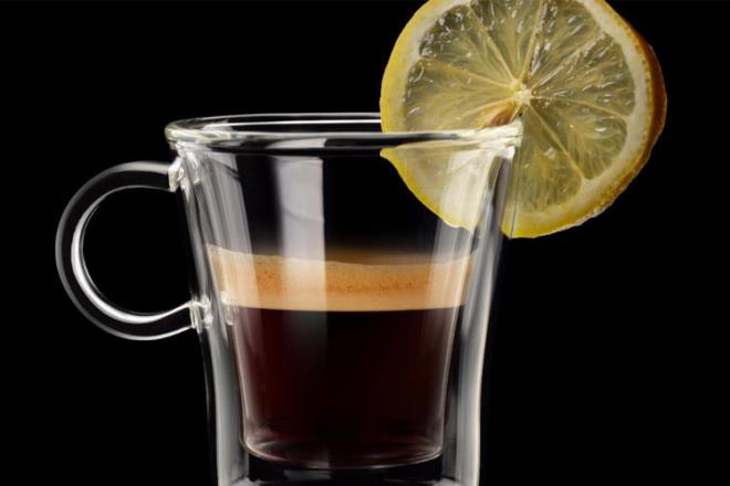 talya: Espresso romano<br>  talya'da "kahve" dediinizde nnze otomatikman espresso gelir. Dahas talyanlar sabah 11'den sonra iilen stl kahvenin, mideye dokunduuna inanr. Elbette siz leden sonra da latte ya da cappuccino sipari edebilirsiniz. Ama Roma'da Romal gibi davranmak istiyorsanz, yannda bir dilim limonla gelen espresso Romano'yu deneyin. Kruvasann talyan kuzeni cornetto'yu da kahvenizle birlikte sipari etmeyi unutmayn.