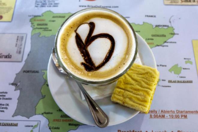 spanya: Cafe bonbon (cortado condensada)  <br>spanya'nn genelinde yzde 50 st, yzde 50 espresso'dan oluan cafe con leche yaygn olarak iilse de, az bilinen ve kkenleri Valencia'da bulunan cafe bonbon'a da bir ans vermelisiniz. Zaman zaman cortado condensada olarak da anlan bu kahve eit miktarda espresso ve tatlandrlm youn stten oluur.