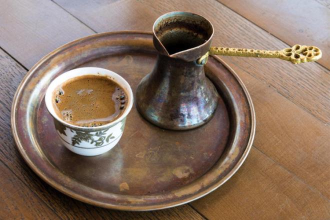 Trkiye ve Bosna Hersek: Trk kahvesi<br>  Sylemeye bile gerek yok, dnyann belki de en mehur kahvesi. Yannda ifte kavrulmu fstkl lokumuyla bir keyiften te bir tren. Bosna Hersek'te de Trk kahvesi benzer bir ekilde piirilip iiliyor. Tek fark, kahvenin ekeri pitikten sonra ekleniyor. Bosna&#8217;daki kahve fincanlar da Trkiye&#8217;dekinin aksine sapsz oluyor.