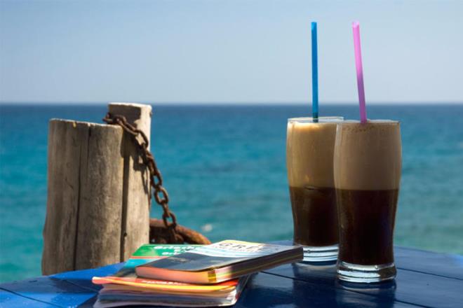 Yunanistan: Frappe<br>  zellikle yaz aylarnda Yunanistan'n vazgeilmezi olan frappe, 1957 ylnda Selanik Uluslararas Fuar'nda bir Nescafe temsilcisi tarafndan tesadfen kefedilmi. Su, 4 ay ka eker ve ou zaman st kp eklenen frappe pipetle iiliyor. Granl kahve sevmeyenler iin de buzlu freddo espresso, iyi bir seenek olabilir.