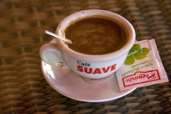 Brezilya: Cafezinho<br>  Brezilya'nn kahve ekirdeklerinin ve o ikolatal kahve tadnn methini duymayan yoktur zaten. Kelime anlam "kk kahve" olan cafezinho, kk fincanlarda iilen sert ama tatl bir kahve. Yannda da ikolatal trfe benzeyen brigadeiro'lar yeniyor.