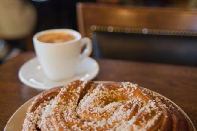 sve ve Finlandiya: Kaffee ve kanelbulle  <br>sve ve Finlandiya'da hangi kahveyi sipari ettiinizden ziyade, ne zaman sipari ettiiniz nemlidir. nk fika denilen sabah ve le aralar dostlarla sosyallemek iin ok doru zamanlardr. Kahvenin yannda mutlaka kardemummabullar denilen kakuleli reklerden ve kanelbulle denilen, tarnl rulolardan smarlamalsnz.