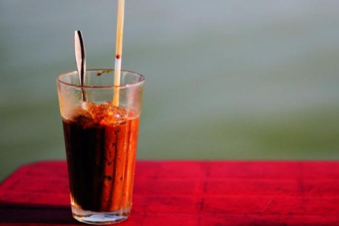 Vietnam: Ca phe da (buzlu kahve)  Vietnam'n o rutubetli scanda bir fincan ca phe da'dan daha s<br>erinletici bir ey bulamazsnz. Ho Chi Minh kenti'nde icat edilen bu iecek, iin scak su ve kahve karm, tatl youn ste katlyor. Ca phe da, uzun buz dolu bardaklarda iiliyor.