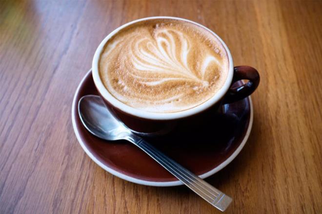 Avustralya ve Yeni Zelanda: Flat white  <br>  1970'lerin sonu 80'lerin banda icat edildii tahmin edilen bu kahve cappuccino ile latte arasnda bir yerde. lk nce kimin flat white yapt konusunda Avustralyallar ve Yeni Zelandallar anlaamasa da nasl yapld konusunda bir uzla sz konusu: St kp duble shot espresso'ya eklenecek. zeri de ok ince bir kat kpkle kaplanacak. Peki flat white'n yannda ne yeniyor? Bu corafyann hayatmza katt bir baka gzellik olan avokadolu kzarm ekmek dilimleri.