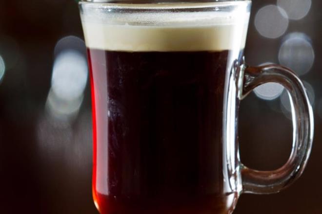 rlanda: rlanda kahvesi<br>  rlanda kahvesi, scak kahvenin rlanda viskisi, kahverengi eker ve rplm kremayla evliliinden doan ocuu. 1940'larda Shannon Havaalan'nda beklemek zorunda kalan yolculara ikram amacyla uydurulmu bu kahve, leden sonra da akam da iilebilir. Almanya'nn kuzey kylarnda da Pharisaer diye, rlanda kahvesinin romla yaplan bir versiyonu olduunu da belirtelim.