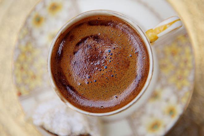 Mutlaka Arabicca tr kahveden yaplan Trk kahvesinin piirilmesi aamasnda belli bir kahve-su orannn izlenmesi ve ortaya kan kahvenin kpkl olmas gerekiyor.