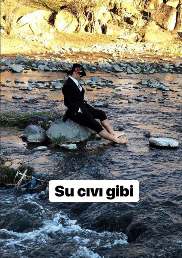 Ayrca Nusret Gke, Erzurum'daki souk havalara aldrmadan paalar svayp dereye girdi. Gke paylamna, "Su ivi gibi. Artk bu k hasta olmayz." notunu ekledi.