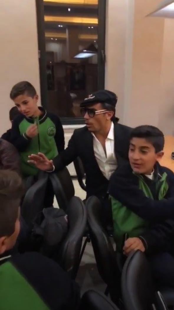 Gke, memleketi Erzurum'un enkaya ilesinde yaptrd cami ve klliyeyi ziyaret etti. Annesinin adna yaptrd cami ve klliyeyi ziyaret eden Gke byk bir ilgiyle karland.