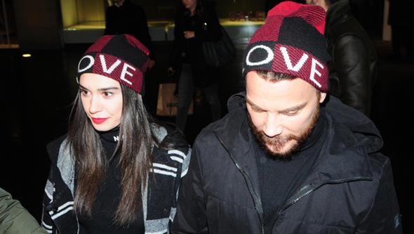 Sinan Akl, bir aydr birlikte olduu sevgilisi Burcu Kratl ile akam yemeindeydi&#8230;kili mekandan el ele ayrld.